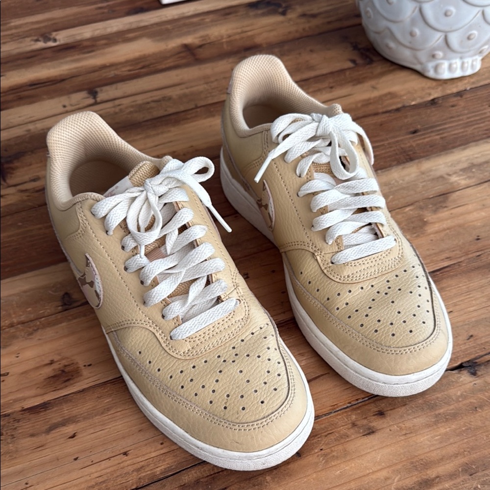 Women’s Nike Court Beige and accents of pink Sneakers with White Laces size 8